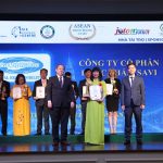 Ảnh: Bà Kiều Bích Hậu - Đại diện thương hiệu SaVipharm nhận Cup và bằng chứng nhận Top 10 thương hiệu mạnh ASEAN 2023
