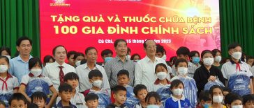 Các vị Lãnh đạo đoàn công tác VỀ ĐẤT THÉP ANH HÙNG tặng quà các cháu thiếu nhi con gia đình thương binh liệt sĩ huyện Củ Chi