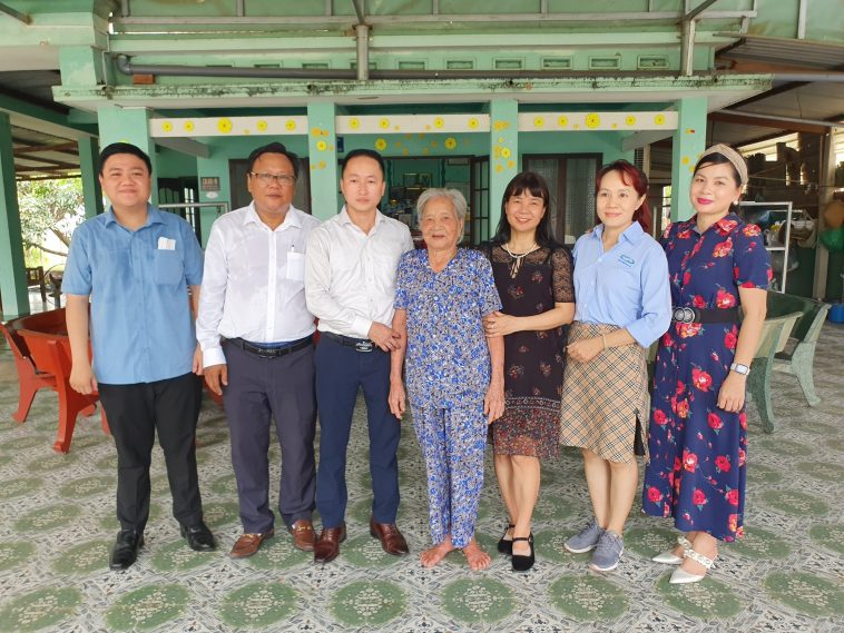 Dược sĩ Võ Hồng Hương cùng đoàn công tác thăm Mẹ VNAH Lê Thị Xứ