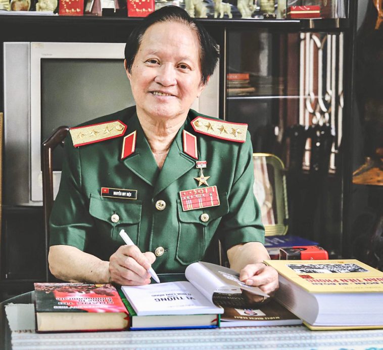 Thượng tướng, Viện sĩ, Tiến sĩ, Anh hùng Lực lượng vũ trang nhân dân Nguyễn Huy Hiệu.