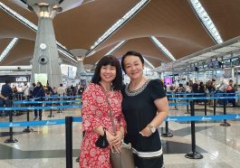 Tác giả với chị Jess Woo, hướng dẫn viên người hoa tại Malaysia