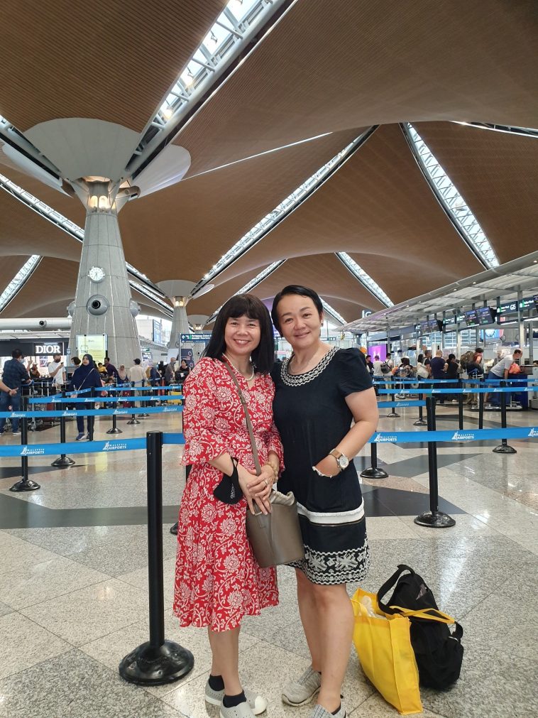 Tác giả với chị Jess Woo, hướng dẫn viên người hoa tại Malaysia