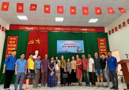 Một số đại diện địa phương và cư dân Đồi Nghệ Sỹ, thôn Mít Mái, Yên Bài