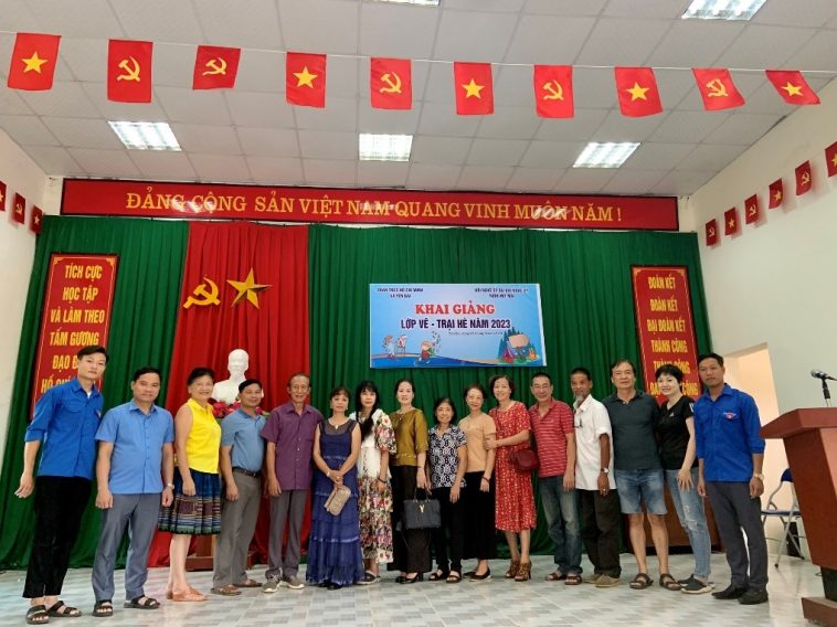 Một số đại diện địa phương và cư dân Đồi Nghệ Sỹ, thôn Mít Mái, Yên Bài