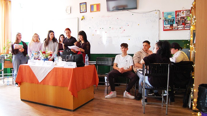 Tác giả bài viết đọc thơ tại Trường trung học Gheorghe Sincai Tanitokepzo - Romania.