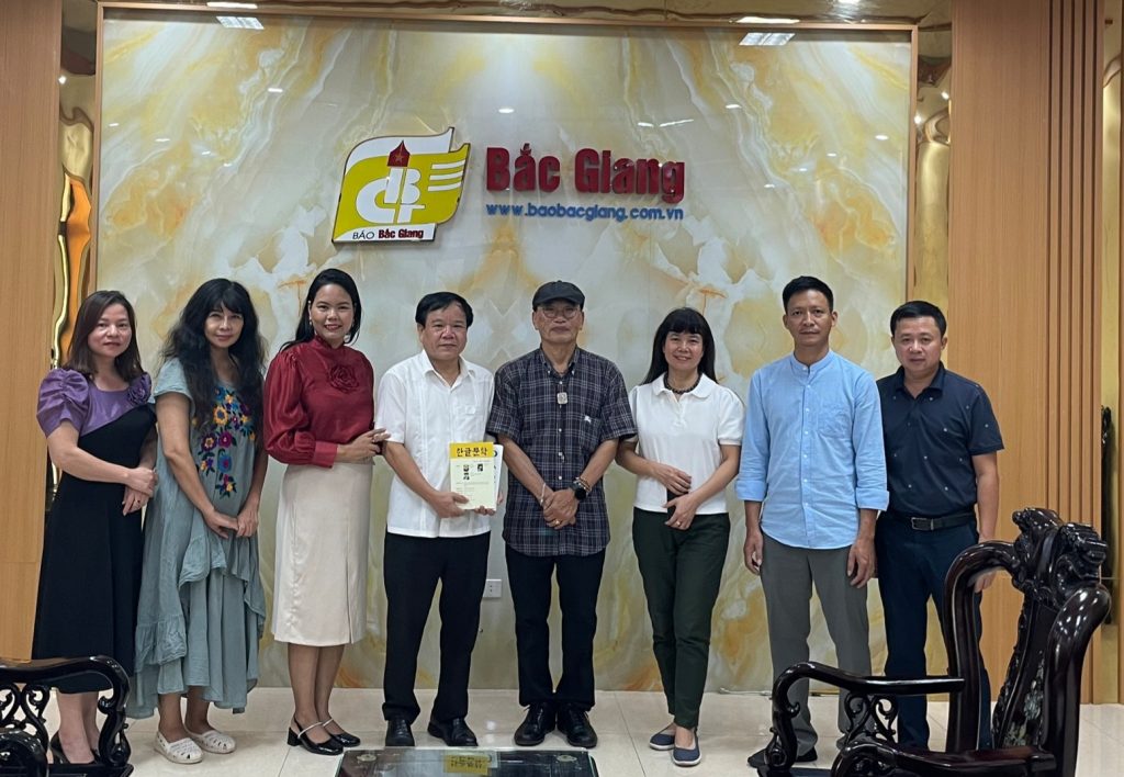 Nhà thơ Jang Geon - Seob chụp ảnh kỉ niệm trong chuyến công tác tại Bắc Giang